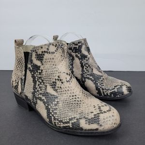 Faux Snake print ankle boots 8 medium Black Cream
